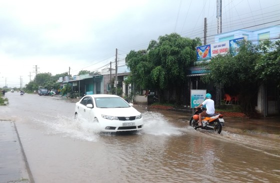 Bức xúc vì cứ mưa là đường biến thành… sông ảnh 3