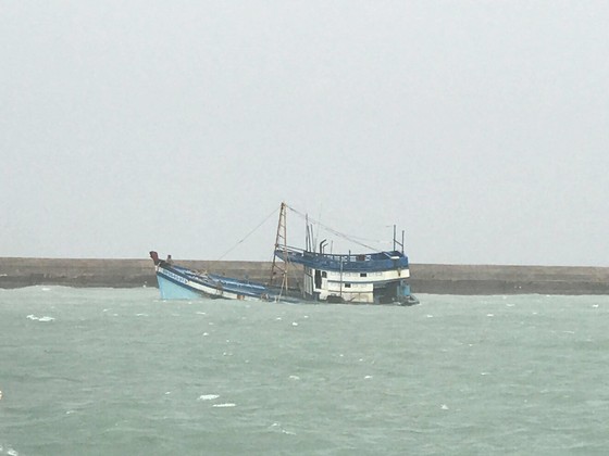 Tàu chở 71 tấn dầu bị chìm ở đảo Phú Quý, cảnh báo nguy cơ tràn dầu ảnh 1