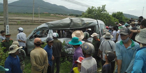 Tàu lửa tông xe khách, 3 người chết, 1 người bị thương ảnh 1
