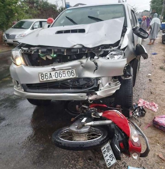 Ô tô tông liên hoàn 3 xe máy, 6 người thương vong ảnh 1