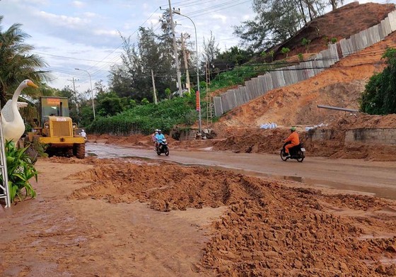 Cát đỏ tràn xuống đường ven biển Mũi Né gây ách tắc giao thông ảnh 1