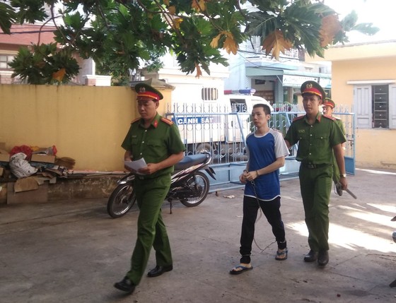 Nhét cưa sắt trong cây chả rồi tuồn vào nhà tạm giam để trốn trại, 3 bị cáo tội chồng tội ảnh 1