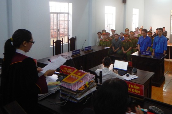 Đại úy công an câu kết với phạm nhân đưa điện thoại vào buồng giam cho thuê ảnh 2