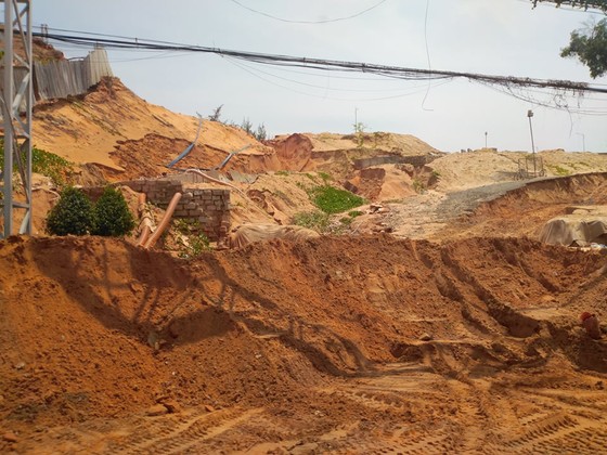 Lũ cát kinh hoàng ập xuống tuyến đường trọng điểm Khu Du lịch quốc gia Mũi Né ảnh 3