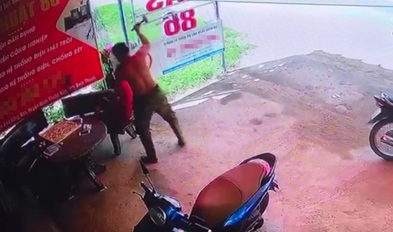 Dùng búa đập dã man vào đầu người khác rồi đến công an đầu thú ảnh 1