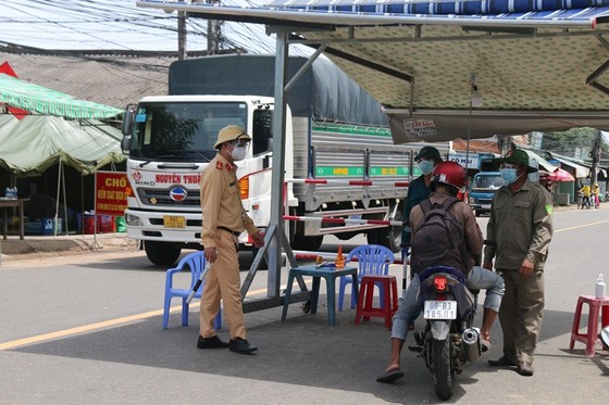 Bình Thuận: Chỉ trường hợp đặc biệt mới được ra, vào 'vùng đỏ' ảnh 1