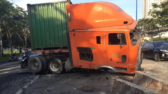 Xe container cày nát gần 50m dải phân cách, giao thông ùn ứ ảnh 1