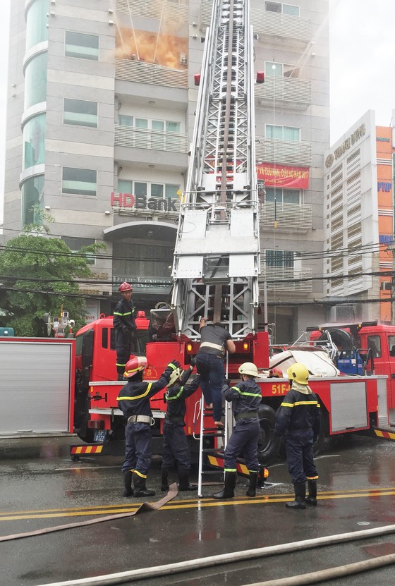 Quận 1: Diễn tập xử lý cháy nổ, tìm kiếm cứu nạn ảnh 1