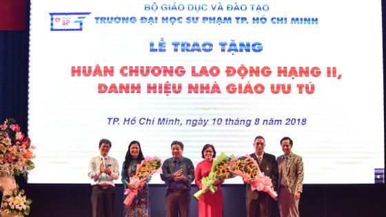 ĐH Sư Phạm TPHCM trao tặng Huy chương Lao động Hạng Nhì và danh hiệu Nhà giáo ưu tú ảnh 1