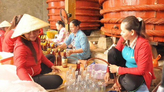 Sao lại lấy đá ghè chân mình? ảnh 1