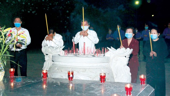 Thắp nến tri ân anh hùng liệt sĩ ảnh 1