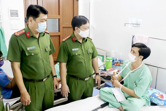 Thăm hỏi các chiến sĩ bị thương trong lúc chữa cháy ảnh 1
