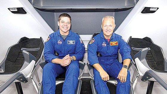 SpaceX lần đầu tiên đưa phi hành gia vào vũ trụ ảnh 1