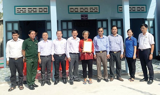 Công ty TNHH MTV Xổ số kiến thiết Long An: Trao tặng nhà Đại đoàn kết ảnh 1