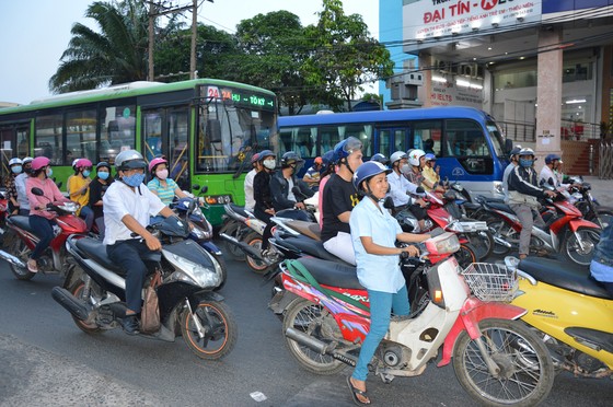 Nhiêu khê quảng cáo trên xe buýt ảnh 1