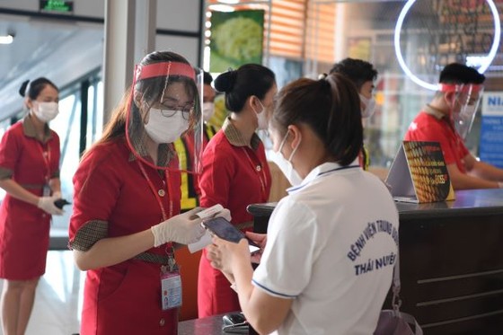 Tập đoàn Sovico tặng 10 xe cứu thương, chuyên chở hàng ngàn y bác sĩ, tặng hàng trăm ngàn suất cơm tại TPHCM ảnh 8