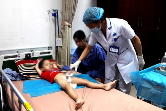 Bắt giam y sĩ hành nghề không phép làm 103 trẻ bị sùi mào gà ảnh 2