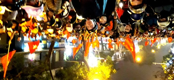 Hà Nội vỡ òa trước chiến thắng của đội tuyển U23 Việt Nam ảnh 6