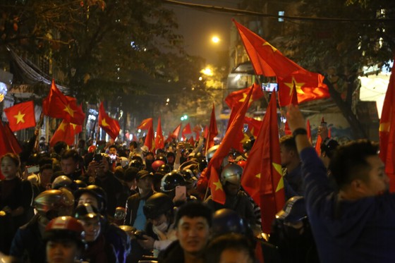 Hà Nội vỡ òa trước chiến thắng của đội tuyển U23 Việt Nam ảnh 4
