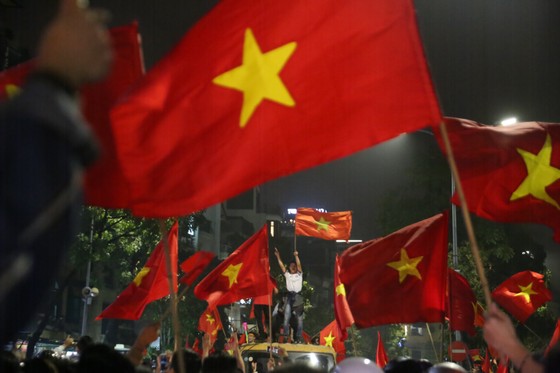 Hà Nội vỡ òa trước chiến thắng của đội tuyển U23 Việt Nam ảnh 5
