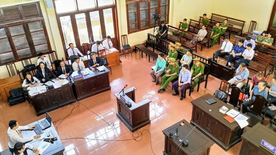 Tranh luận căng thẳng sau đề nghị trả hồ sơ vụ án tai biến chạy thận ở Hòa Bình ảnh 2
