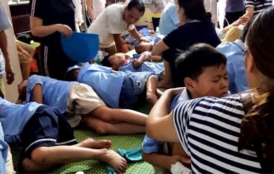 Ăn nhầm bột thông bồn cầu, gần 50 học sinh bị ngộ độc ảnh 1