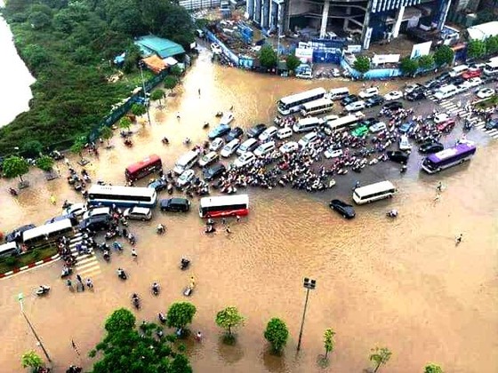 Hà Nội ngập lụt, cây đổ, sạt lở đê do ảnh hưởng bão số 3 ảnh 1
