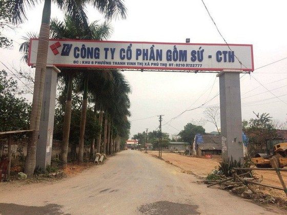 Vụ đổ dầu thải vào nguồn nước sông Đà: Triệu tập 2 người của Công ty gốm sứ Thanh Hà ảnh 1