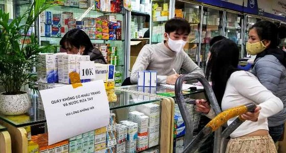 Nhiều quầy thuốc treo biển 'Không có khẩu trang, vui lòng không hỏi' ảnh 1