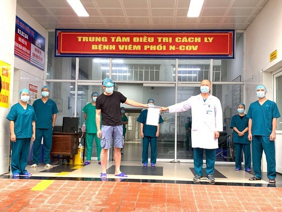 2 bệnh nhân mắc Covid-19 từng có kết quả xét nghiệm 'nhảy múa' được ra viện ảnh 2