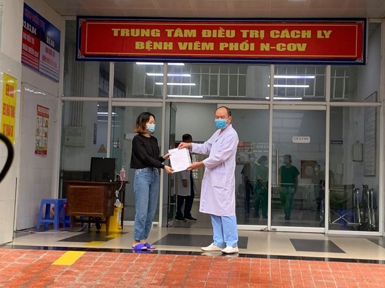 2 bệnh nhân mắc Covid-19 từng có kết quả xét nghiệm 'nhảy múa' được ra viện ảnh 1