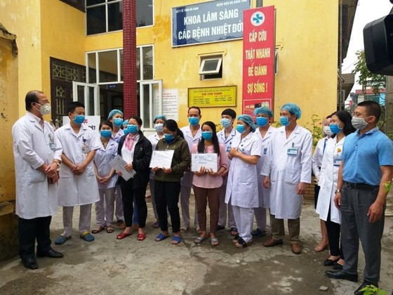 Một bệnh nhân Covid-19 vừa khỏi bệnh ra viện lại nhập viện trở lại vì dương tính virus SARS-CoV-2 ảnh 1