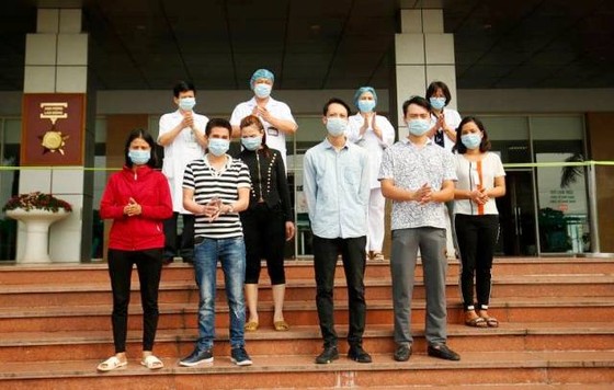 Cậu bé 6 tuổi cùng 6 bệnh nhân Covid-19 được công bố khỏi bệnh ảnh 1