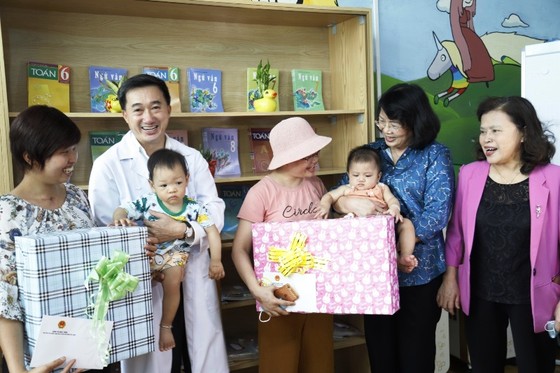 Phó Chủ tịch nước tới bên giường bệnh, xúc động trao quà cho bệnh nhi ung thư ảnh 1