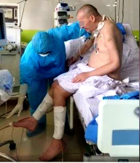 Bệnh nhân phi công người Anh đã ngồi dậy, cầm bút viết ảnh 1