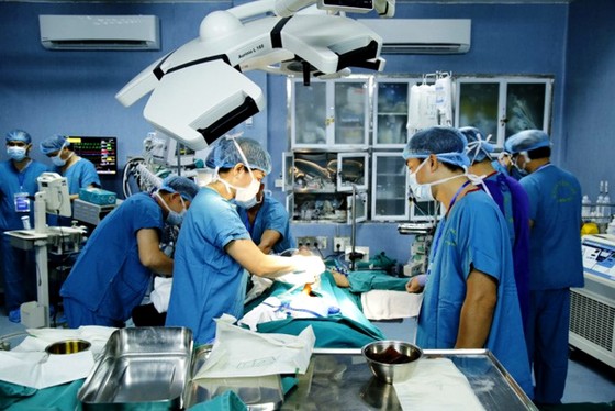 Lần đầu tiên thực hiện 2 ca ghép ruột từ người cho còn sống ảnh 1