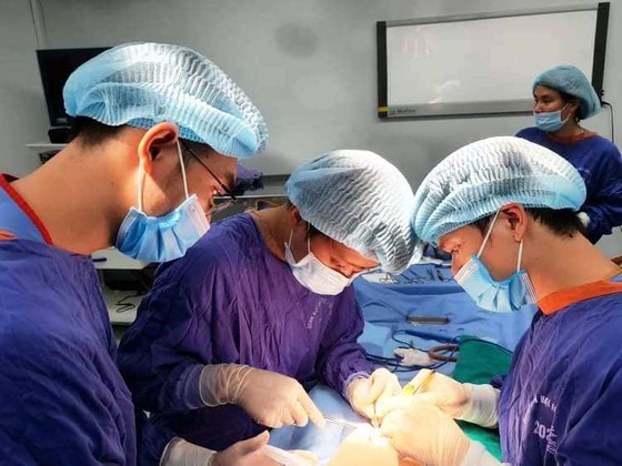 Uống rượu ba kích, người đàn ông 40 tuổi nhập viện vì bị cương cứng suốt 30 giờ ảnh 1