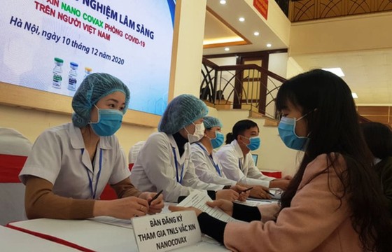 Hơn 30 người tình nguyện tiêm vaccine phòng Covid-19 trong ngày thử nghiệm lâm sàng đầu tiên ảnh 1