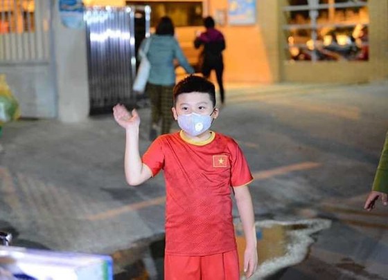 Xúc động 15 học sinh đầu tiên của trường tiểu học Xuân Phương được về nhà ăn Tết ảnh 1