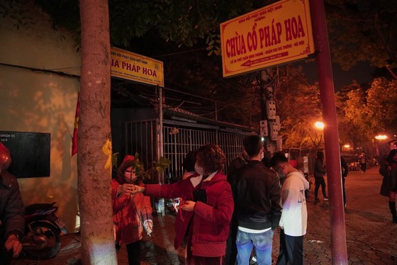 Hà Nội tĩnh lặng đón chào năm mới Tân Sửu 2021 ảnh 5