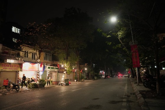 Hà Nội tĩnh lặng đón chào năm mới Tân Sửu 2021 ảnh 2