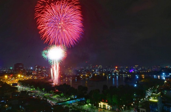 Hà Nội tĩnh lặng đón chào năm mới Tân Sửu 2021 ảnh 1