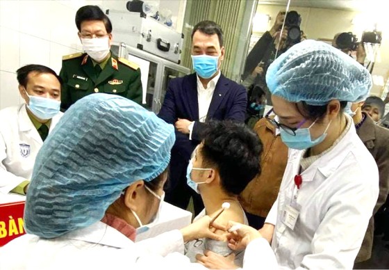 Bộ Y tế quyết định 11 nhóm đối tượng được ưu tiên tiêm vaccine ngừa Covid-19 ảnh 1