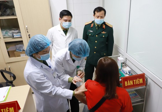 Hà Nội bắt đầu tiêm thử nghiệm giai đoạn 2 vaccine Nano Covax ảnh 1