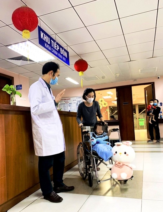 Sáng nay 5-3, bé gái bị rơi từ tầng 12A tươi tắn xuất viện ảnh 1