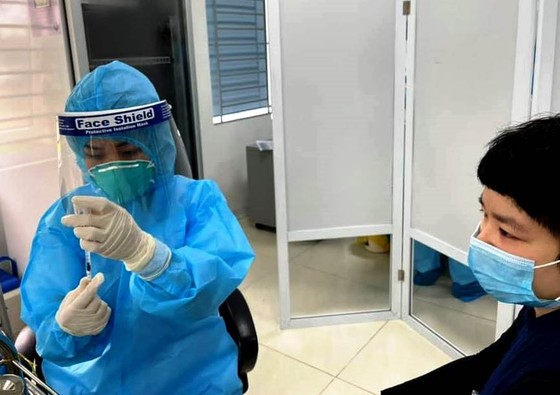 Đầu tuần, thêm 1 ca mắc Covid-19, gần 80.000 người được tiêm vaccine ảnh 1