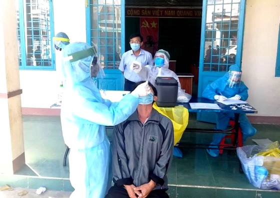 Thêm 8 ca nghi mắc Covid-19, Vĩnh Phúc gấp rút mở rộng bệnh viện dã chiến, khu cách ly ảnh 1