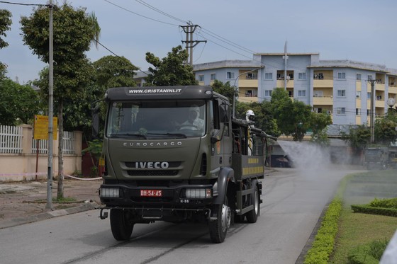 Bộ đội hóa học phun tẩy trùng, tiêu độc ổ dịch Covid-19 lớn nhất miền Bắc ảnh 7