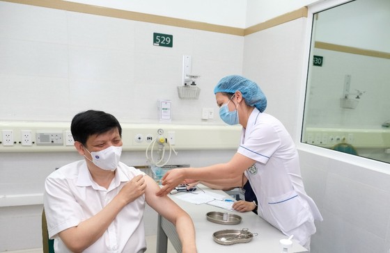 Tiêm vaccine Covid-19 cho Bộ trưởng Bộ Y tế và các thứ trưởng ảnh 1