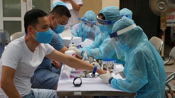 Thêm ca mắc mới Covid-19, Hà Nội rà soát, xét nghiệm mọi trường hợp ho, sốt ảnh 1